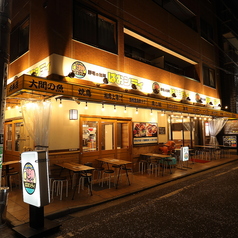 外のテラス席では夜風にあたりながらお酒やお食事をお楽しみいただくことができます。また外のテラス席に限り、大切なペットと一緒にご来店いただくことが可能となっています。ペットと同伴される際はスタッフにお声掛けをお願い致します。