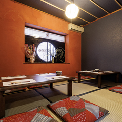 小上がり席が4～5名用で2つございます！結合して団体でも利用可能！宴会などにぜひご活用ください！