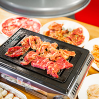 試行錯誤を重ねた自慢のタレで食べる、約20種類の部位！