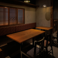 【テーブル2-4名様】普段の飲み会からデートや記念日や接待のご利用にオススメの少人数様向けテーブル席を完備しております。大人の隠れ家的雰囲気の店内でゆったりとお食事をお楽しみください。お席だけのご予約や当日のご予約も受け付けております！横浜での女子会・デートなどは当店にお任せください。