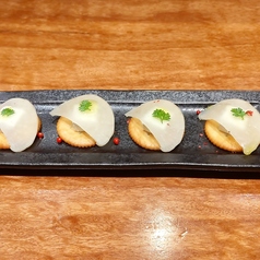 自家製いぶりがっことクリームチーズのカナッペSmoked pickled radish and cream cheese canapes