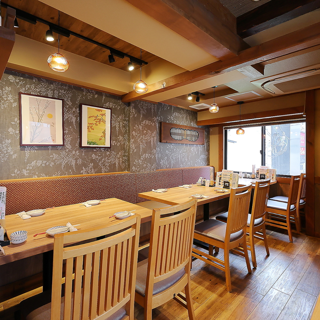 温もりを感じる店内は日常の喧騒を忘れさせてくれる寛ぎの空間◎ゆったりとお食事をお楽しみください