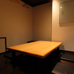 落ち着きある和の空間に配された掘りごたつ席。お席を連結しない独立した造りとなっており、周囲を気にすることなくプライベートなひとときを過ごせます。大切な方のおもてなしや記念日の会食、静かな語らいを愉しみたい夜に最適。心地よい静寂の中で旬の味覚と美酒に浸る、特別な隠れ家空間をご用意しております。