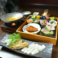 夏の味覚を存分に楽しむ上品な白木御膳