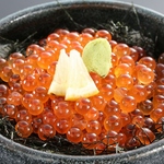 いくら丼など種類豊富な海鮮丼多数ございます！◎