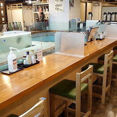 カウンター席では、職人が目の前で魚を捌き、一品ずつ丁寧に仕上げる臨場感をお楽しみいただけます。調理の音や香りとともに味わう海鮮料理は、おひとり様での一杯やデート利用にもぴったりです。