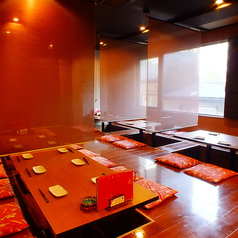 足をおろしてゆったりとお過ごしいただける掘りごたつ席。人数に合わせてお席をご用意させて頂きます。