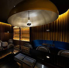 隠れ家バー「TRAD」内には、寛ぎのソファ席もございます。ゆったりとした空間で、グループでのご利用や、食後の語らいの場として最適です。特別な時間をお過ごしください。