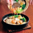 サクサクおこげに、海鮮と野菜がたっぷりはいったアツアツソースで豪快仕上げる『具だくさん海鮮おこげ』は食欲をそそる人気メニューです！