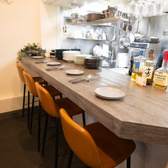 恋人とのひとときにもカウンター席がおすすめ。カウンターで肩を寄せ合いながら、素敵なひとときをお過ごしください。記念日やデートに最適です。