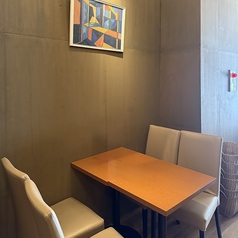 特別な人との思い出を作るための理想的な空間です。落ち着いた雰囲気の中で、心温まる料理を囲みながら、楽しい会話をお楽しみください。