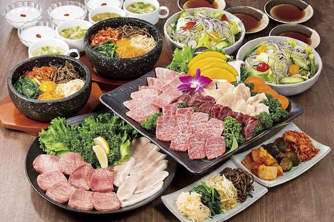JR巣鴨駅直結！徒歩1分の好アクセス。開放感あふれる店内で上質な和牛焼肉をご提供
