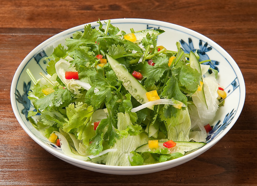 サラダも充実♪こちらは自家製ドレッシングのパクチーサラダ☆