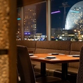 芋蔵の自慢ポイント◎綺麗なみなとみらいの夜景が見える特別なお席もご用意しております。個室でもご利用可能、宴会や二次会、パーティー等にもオススメ♪駅チカなので終電の心配なし。落ち着いた空間に綺麗な夜景！デートや記念日にも◎雰囲気抜群でデートはもちろん、接待や飲み会にもぴったりのお席となっております。