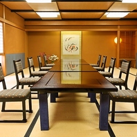 接待や商談に最適な畳に椅子の粋な個室空間