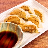 こんがりと香ばしく焼き上げた自慢の手作り餃子