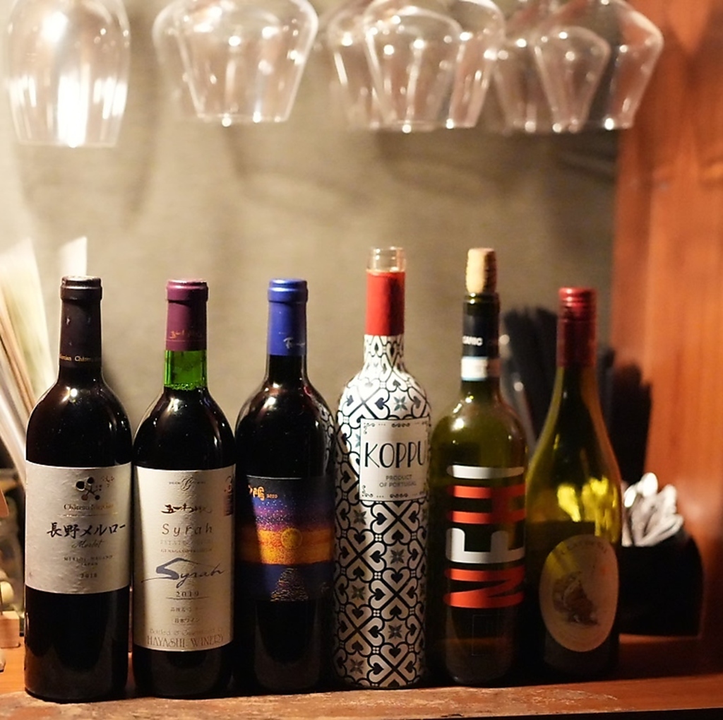 自然派ワインのラインナップには自信があります！種類豊富でお料理に合わせてお選びいただけます♪