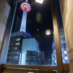 デートにもオススメな2名様用少人数向け個室。楽蔵うたげ 京都駅前店では自慢の創作和食料理はもちろん、店内のレイアウト・雰囲気づくりにも注力しております！和モダン調な落ち着いた雰囲気のプライベート空間で、ごゆっくり会話やお食事をお楽しみください。