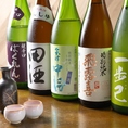 【厳選された地酒を種類豊富に取り揃え】店内には全国から集めたプレミアムな地酒のボトルが美しく並べられています◎飛露喜、田酒、一歩己など、その時々の旬な銘柄や希少な一本を確認できるのも楽しみの一つ。