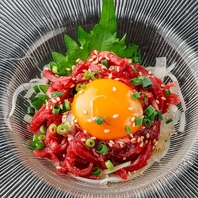 鮮度抜群！とろけるユッケと贅沢な肉寿司