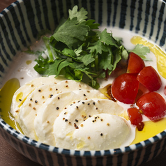 フレッシュモッツァレラチーズとココナッツクリームのカプレーゼ