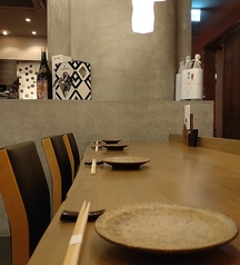 最寄り駅から徒歩圏内にひっそりと佇む、洗練された和モダンな大人の隠れ家。一歩足を踏み入れれば、日常の喧騒を忘れさせる上質な和の空間が広がります。こだわりの料理と美酒をゆったりと堪能する、優雅なひとときをお過ごしください。名駅、名古屋駅、焼鳥、個室、ひつまぶし、名古屋駅エリア居酒屋