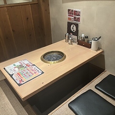 4名様～20名様まで収容可能な掘りごたつ式完全個室がございます。60名様まで収容可能な大座敷も完備！2名～4名様、4名～6名様、8名～10名様等、TPOに合わせて組み合わせできますので、お気軽にご相談ください。