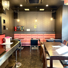 長テーブルのお席が中央に１つ、片側がソファーになっている席がいくつかございますので、シーンに合わせてゆったりお使いいただけます。