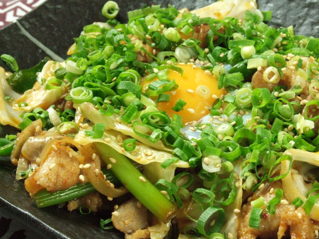 温玉のせ豚キムチ。キムチの程よい辛さと濃厚な卵が絡み合う絶妙な一品。