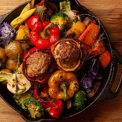 溢れる肉汁！！丸ごとパプリカハンバーグ＆グリル野菜（2～4名様サイズ）