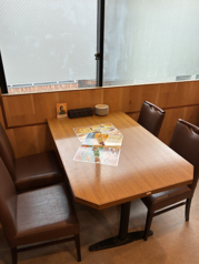 窓際に面した、明るい雰囲気の4名様用テーブル席をご用意しております♪少人数でのご宴会や、親しいご友人との飲み会などにぴったりのお席◎木目調の温かみのある空間で、美味しいお酒とお料理を存分に味わいながら、楽しいひとときをお過ごしいただけます!皆様のご来店を心よりお待ちしております◎