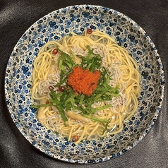 じゃこと油揚げ・とびこの和風ペペロンチーニ大葉を添えて