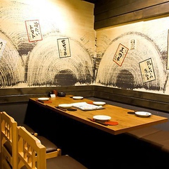 くつろぎのテーブル席は飲み会や女子会に最適！落ち着いた雰囲気の店内で美味しいお食事とドリンクをお楽しみください。※写真は系列店です。