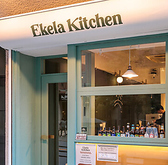 赤坂駅7番出口から徒歩わずか2秒という好立地。店内は開放感あふれるNYのビストロのようなお洒落な空間で、お一人様から少人数の飲み会、貸切の宴会まで、さまざまなシーンに対応できるお席をご用意。さらに、テラス席などではペット同伴も可能です。旬の食材を使った自由な料理と共に、快適なひとときをお過ごし下さい。