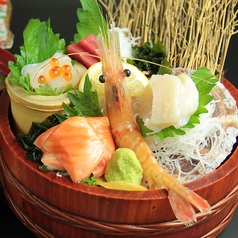 【お刺身盛り合わせ】北海道の恵みを一皿に。丸海屋離れの逸品、新鮮な海鮮盛合せで、特別なひと時をどうぞ
