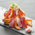 料理メニュー写真 北海こぼれ寿司／かっぱ巻の上に鮮魚がてんこ盛り！