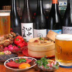 【月〜木限定】ドリンク1杯付！パリパリ餃子やおばんざい3種盛りが付いたちょい飲みセットが1980円！の写真