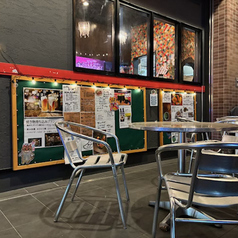 夏はテラス席も開放！こちらの席ではペットOKです。