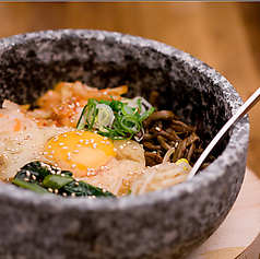 〆はこれで決まり！人気の石焼ビビンバ770円（税込）！の写真