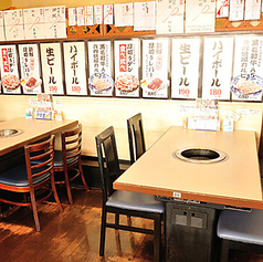 5名用のテーブル席が1卓あり、少人数の集まりやご友人同士のお食事にもピッタリ。ワイワイ盛り上がれる空間です。