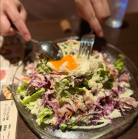 お酒と相性抜群♪新鮮野菜を使用した特製サラダ♪