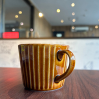 ガラス越しに見えるラジオスタジオ