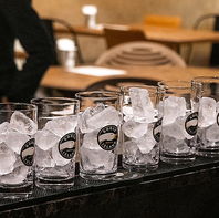 色鮮やかなカクテルが映える贅沢な空間。