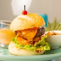 料理メニュー写真&nbsp;米粉バンズ使用　手ごねパティのチーズバーガー