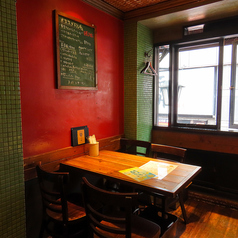 アットホームで暖かな灯りに包まれている店内は居心地抜群。テーブル席もご用意♪居心地抜群！！