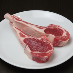 【当店のおすすめ】がっつり骨付き生ラムチョップ！の写真