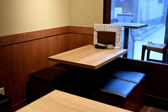 1階入り口近くの外が見える4名様テーブル席