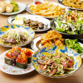 【リピート必至★大満足の食べ飲み放題】当店名物「手羽唐揚げ」や「どて串カツ」をはじめ、厳選仕入れのカツオのたたき、ジューシーなチキンソテー、みんな大好きなサイコロステーキまで贅沢にご用意！他では味わえない特別メニューが【食べ飲み放題プラン】で存分に堪能できます◎