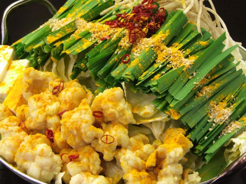 新名物★カレーもつ鍋は、数種の香辛料をブレンド！かつおダシの旨みも感じられる逸品！