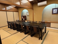 最大24名様までご利用いただける畳の宴会場です。3つにお部屋を仕切ることも可能です